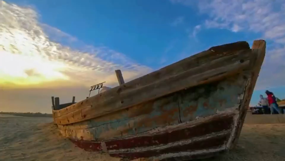 海边的破木船也可以这么美