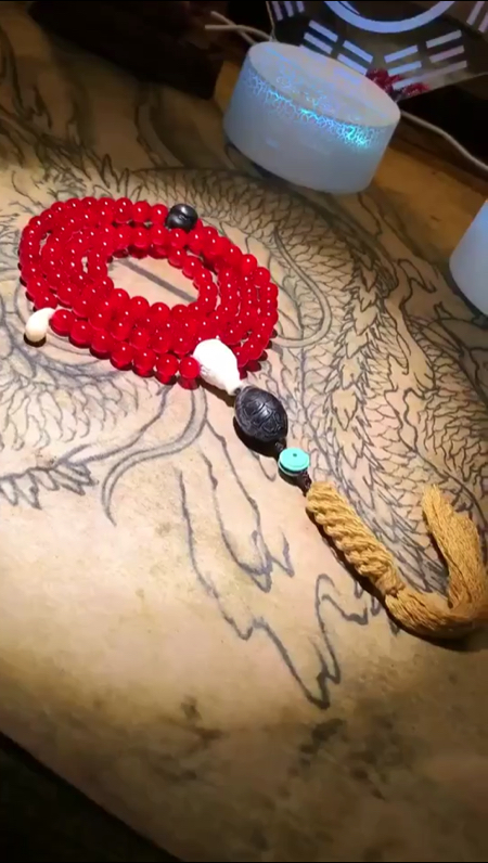 a#象皮108颗,尺寸8毫米,克重50克,纯正血色,颗颗通透,镜面抛光.