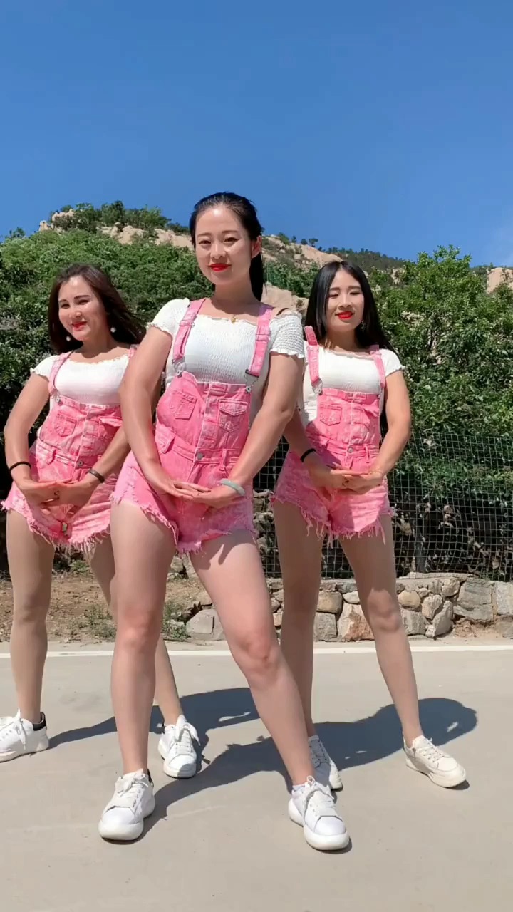 看美女跳广场舞,真是一种享受,这种感觉真的挺棒