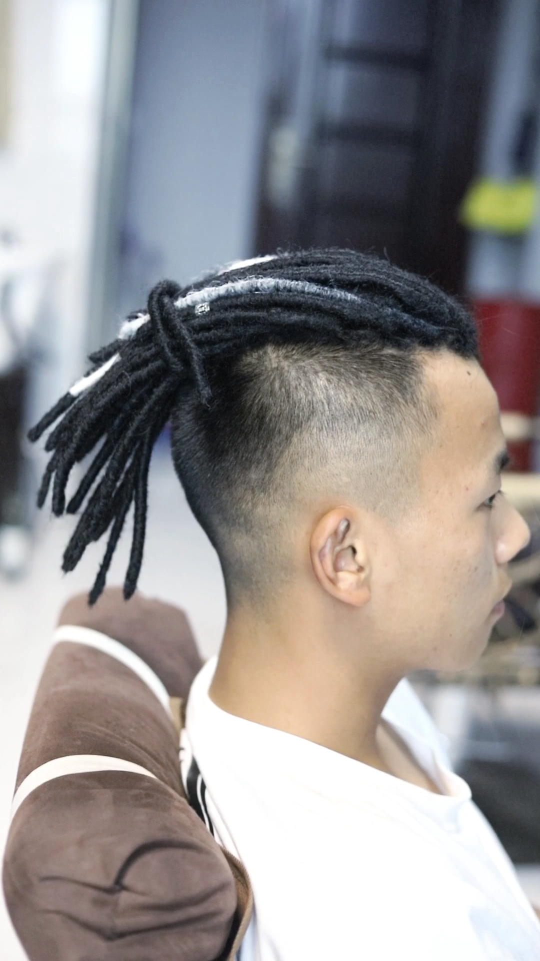 当兵小哥哥做了脏辫,为了做脏辫从寸头留头发.