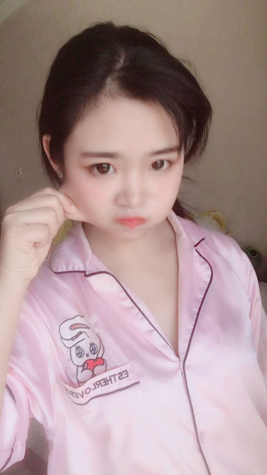 我是一个瘦子!只是瘦的不够明显而已!脸都捏疼了!忘记这是自己的脸了