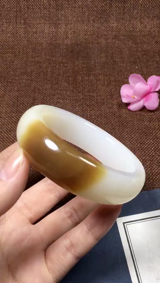 新疆且末和田玉糖白玉山料手镯55口径 糖白分明 玉质细腻 脂粉浑厚