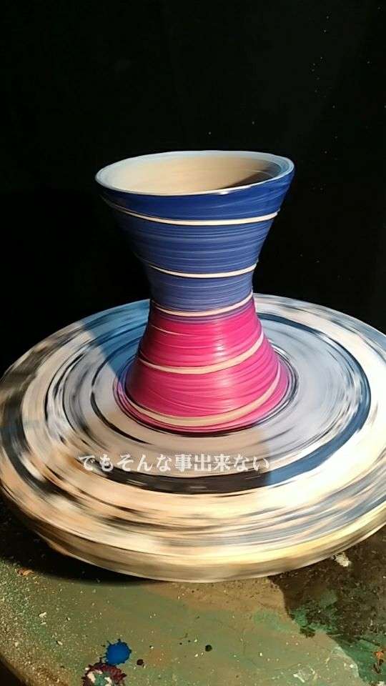 这个是一个陶瓷花弧也是装饰品,纯手工制作.