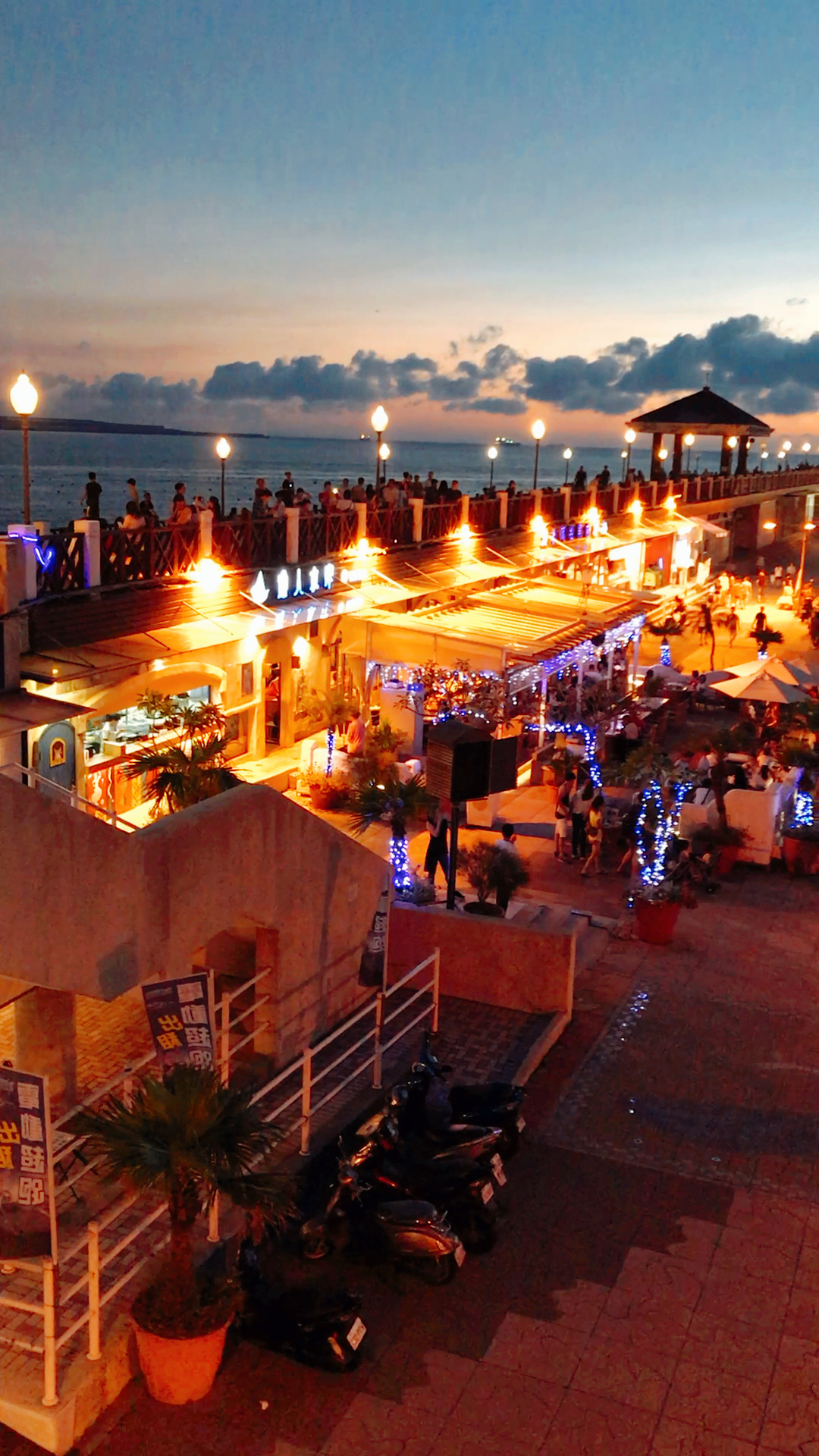 看很多台湾电影中,夕阳下的烂漫画面,那就是淡水 愚人码头