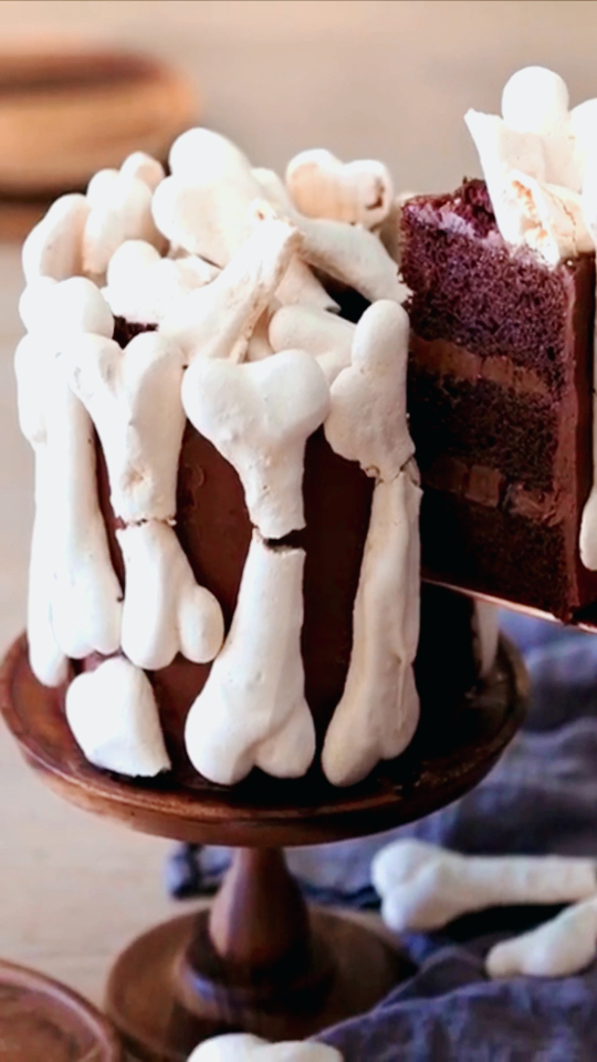 堆满骨头的蛋糕,莫不是给狗狗过生日的吧@{uid:1502349662339070,nick