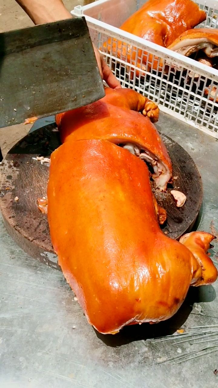 湛江特色美食,脆皮烤乳猪!