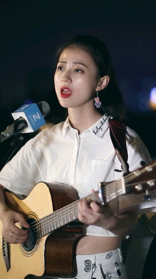 来自整点音乐成都女歌手张家撞弹唱!