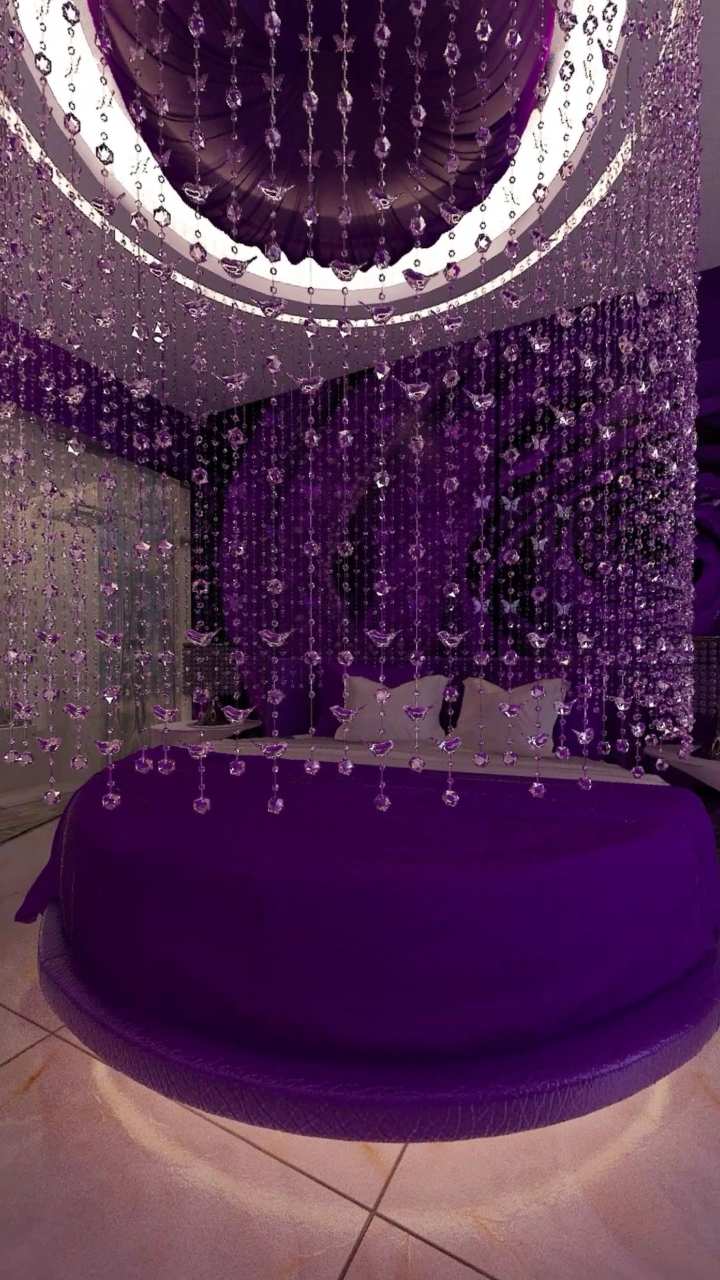 浪漫紫色大圆床情侣主题房