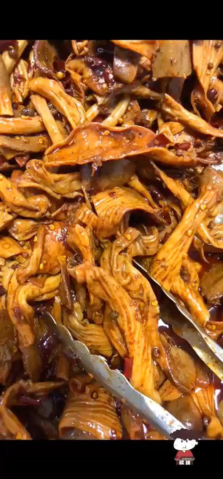 辣卤菌把  即形状扁圆02肉质紧密02紧韧耐嚼,滋味悠长02无油腻