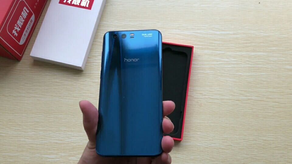 华为荣耀9,背面颜值最高的手机!同意请点赞,不同意你倒是说说还有谁?