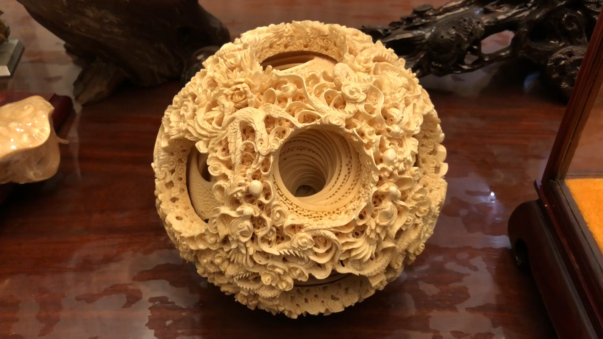 38层镂空雕刻,每一层都可以自由旋转,也是鬼工球的经典之处!