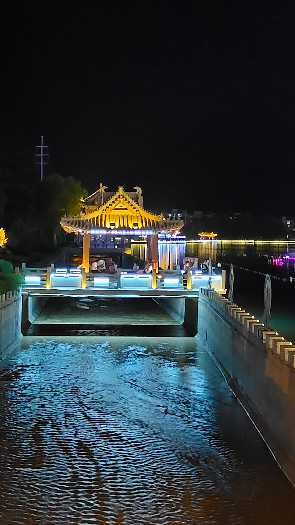 甘肃敦煌党河风情线,亭台楼阁雕梁画栋,夜景灯光璀璨如银河洒落