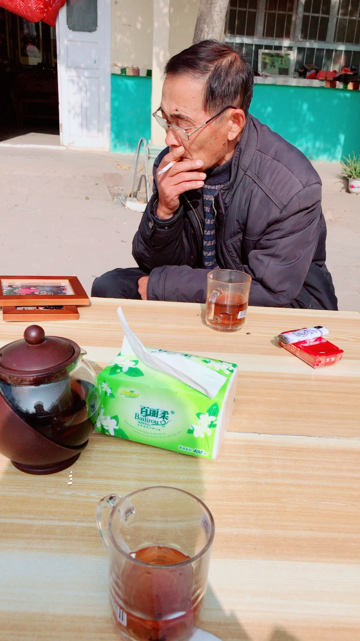 第一次和爸爸坐在一起喝茶畅谈,晒太阳98