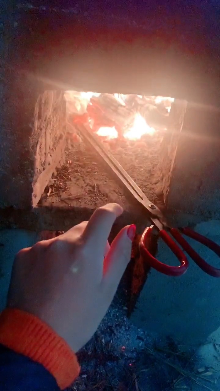 我家里洗澡水都是柴火烧的,怎么敢高攀你啊～做饭取暖都要生火,所以我