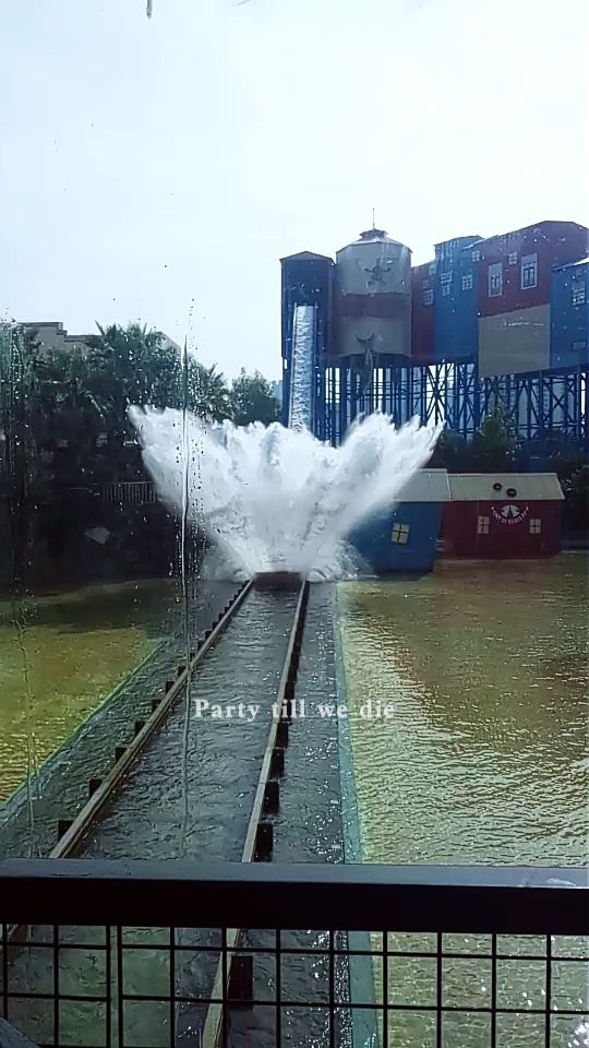 热嘛?欢乐谷激流勇进等你~贼凉快