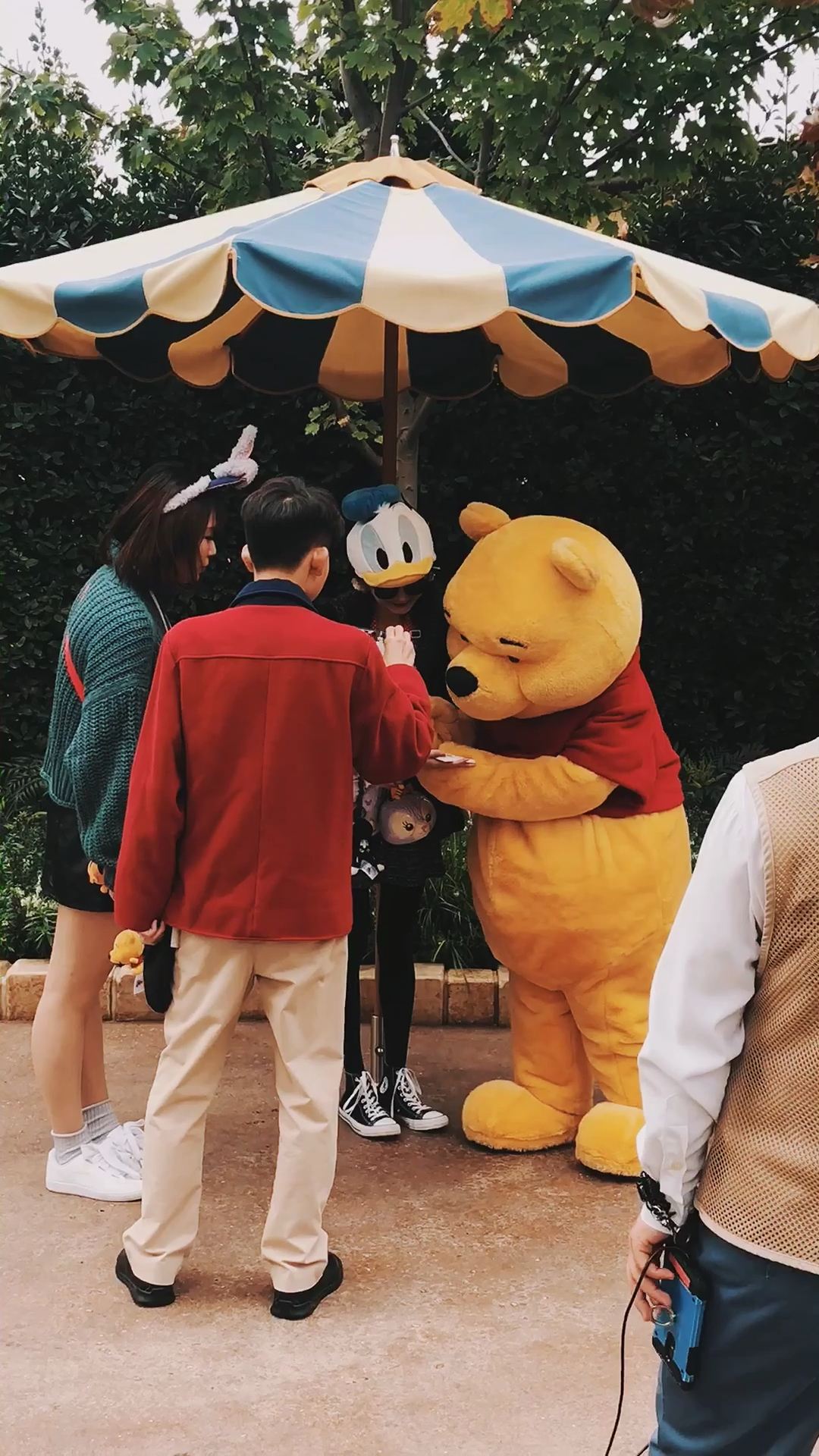 迪士尼的小熊,拍照都繁忙排队了.