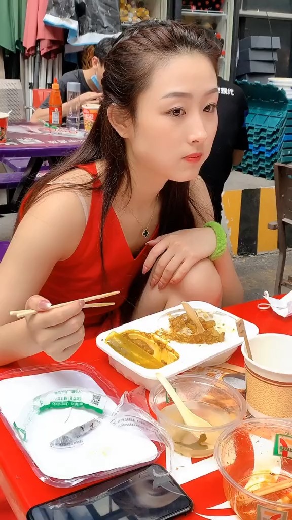 一天跳六场舞蹈 虽然有点累但有肉吃就很开心黄会赢.