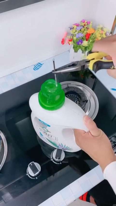 小伙自制花洒,用废的瓶子就行,还能调节流速