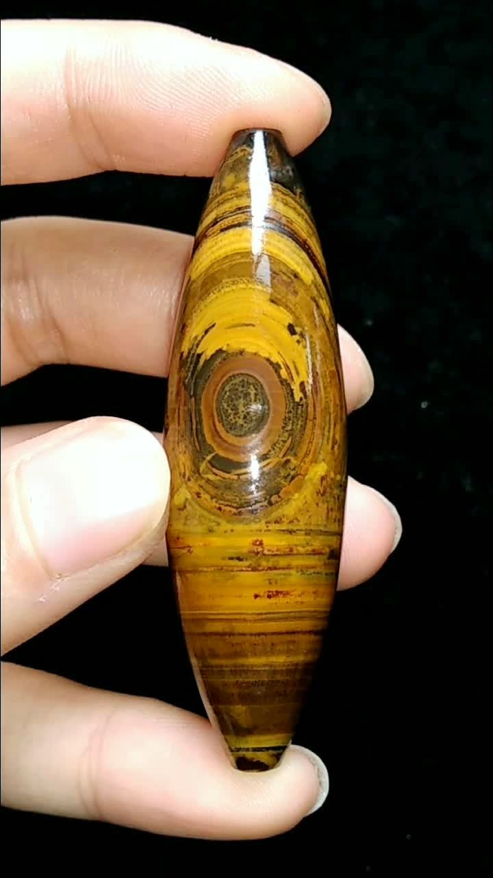 红眼天地天珠,珠体天然红砂,辟邪纳福,尺寸62*18.