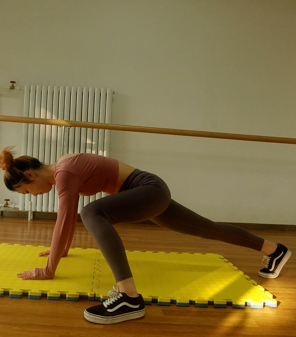 健身运动 早起俯卧支撑侧提膝50下,减的是内脏脂肪,半月瘦7斤平坦