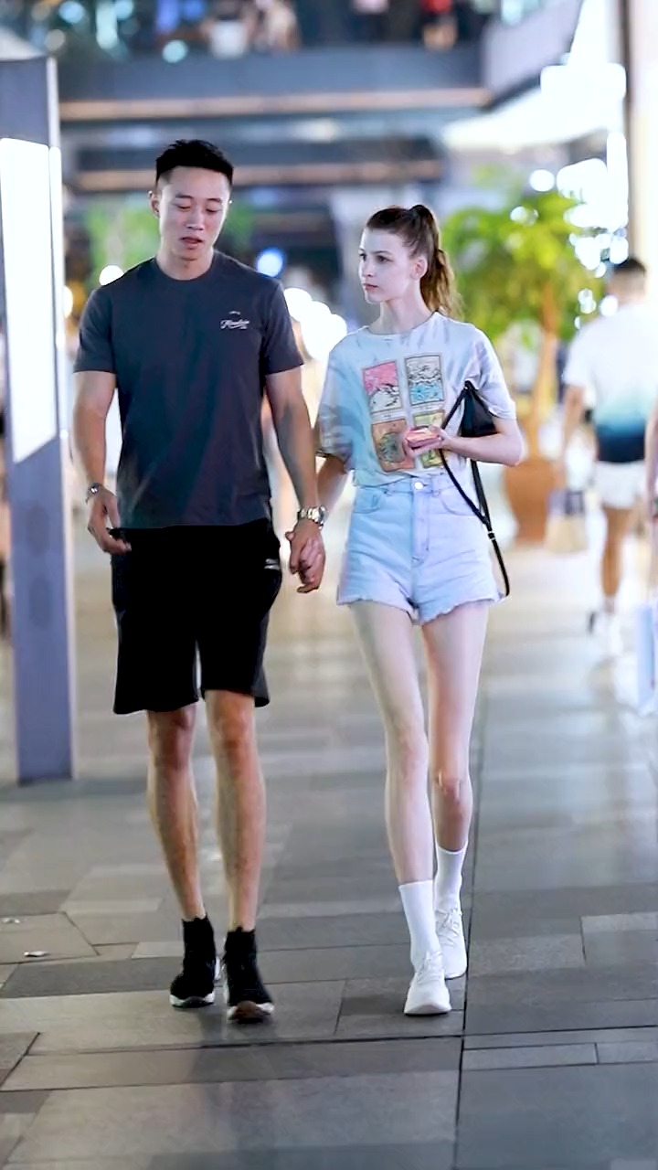 颜值超高的一对情侣小姐姐尤其的美和白美女