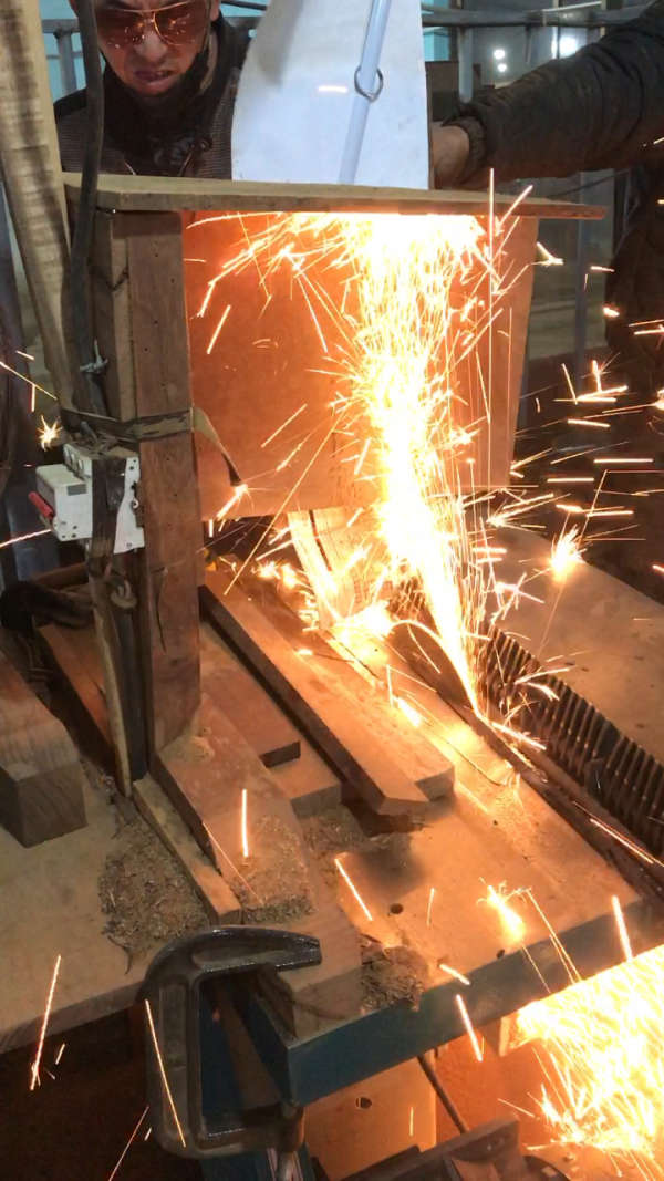 没见过用锯片锯铁吧,这就是