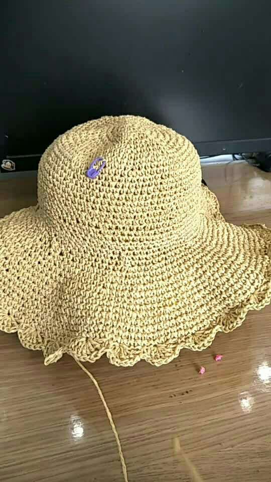 夏凉帽教程3:帽檐加针一圈隔2针加1针,不加减钩二圈,再隔3针加1针,不