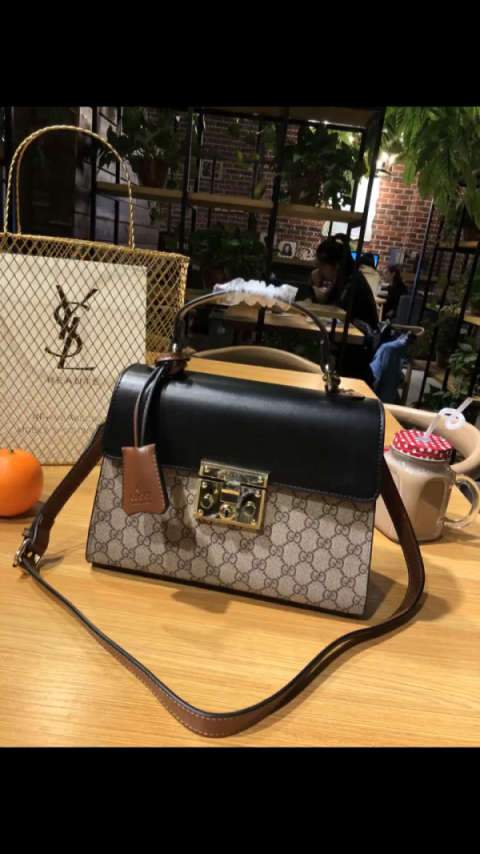杨幂机场街拍同款99古琦gucci-padlock handle拼色手提单肩包 沉稳
