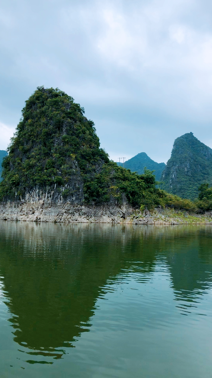 畅游广西南宁大龙湖,观湖面碧水连天,赏石峰依肩立.