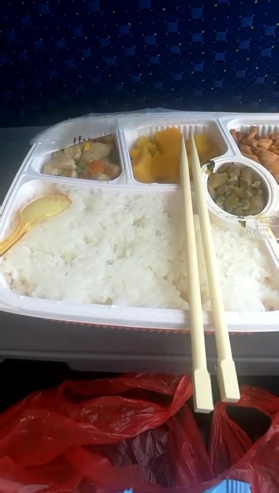 好久没在高铁上吃饭,那个辣