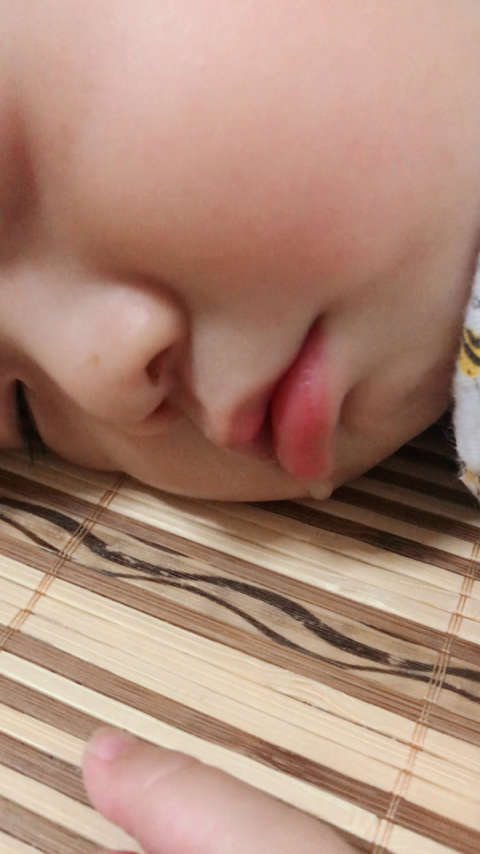 是不是八个月前的宝宝都很好带的,每次都会自己睡觉,真让妈妈省心.