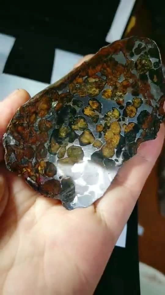 橄榄铁陨石,含有5%的橄榄石和锥纹石,和纹石,镍纹石和陨硫铁的石铁