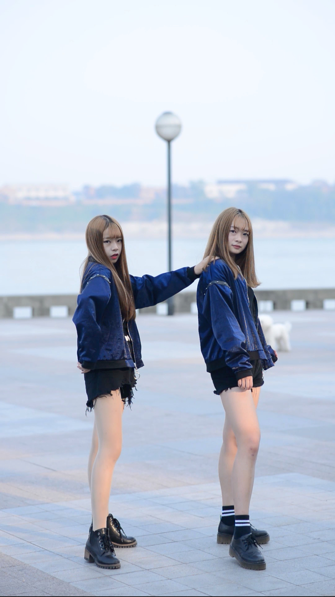 双胞胎性感电眼舞