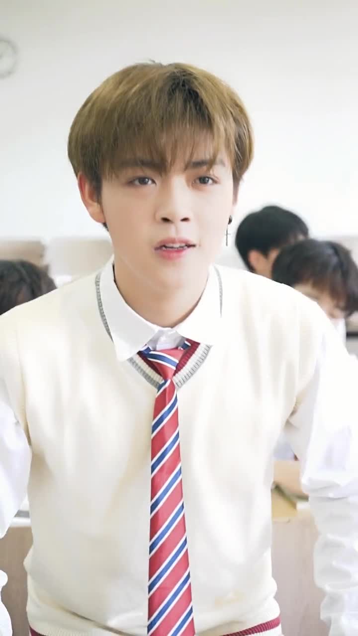 剧情介绍:浩辉都还没反应过来,她来了,回到了当年的情节,我和她第一次