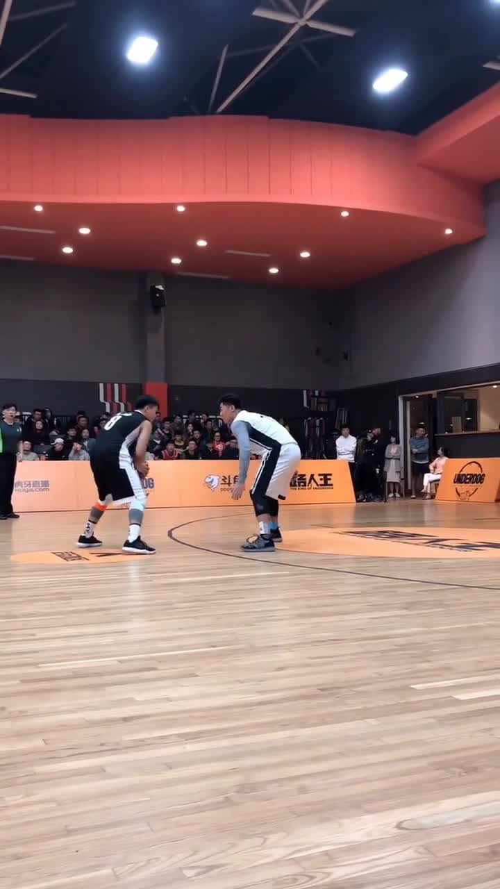 路人王篮球 路人王西安站霸主李峙锦.你对他灌篮的表现觉得如何?