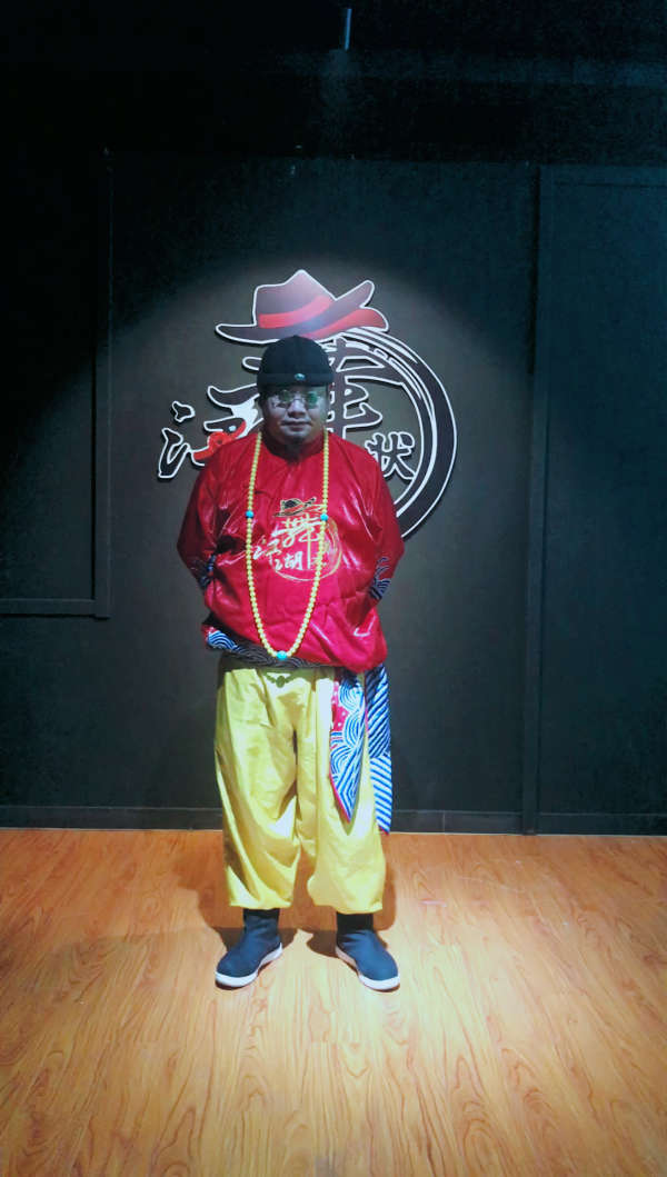 半吨舞王迪给大家送祝福了!