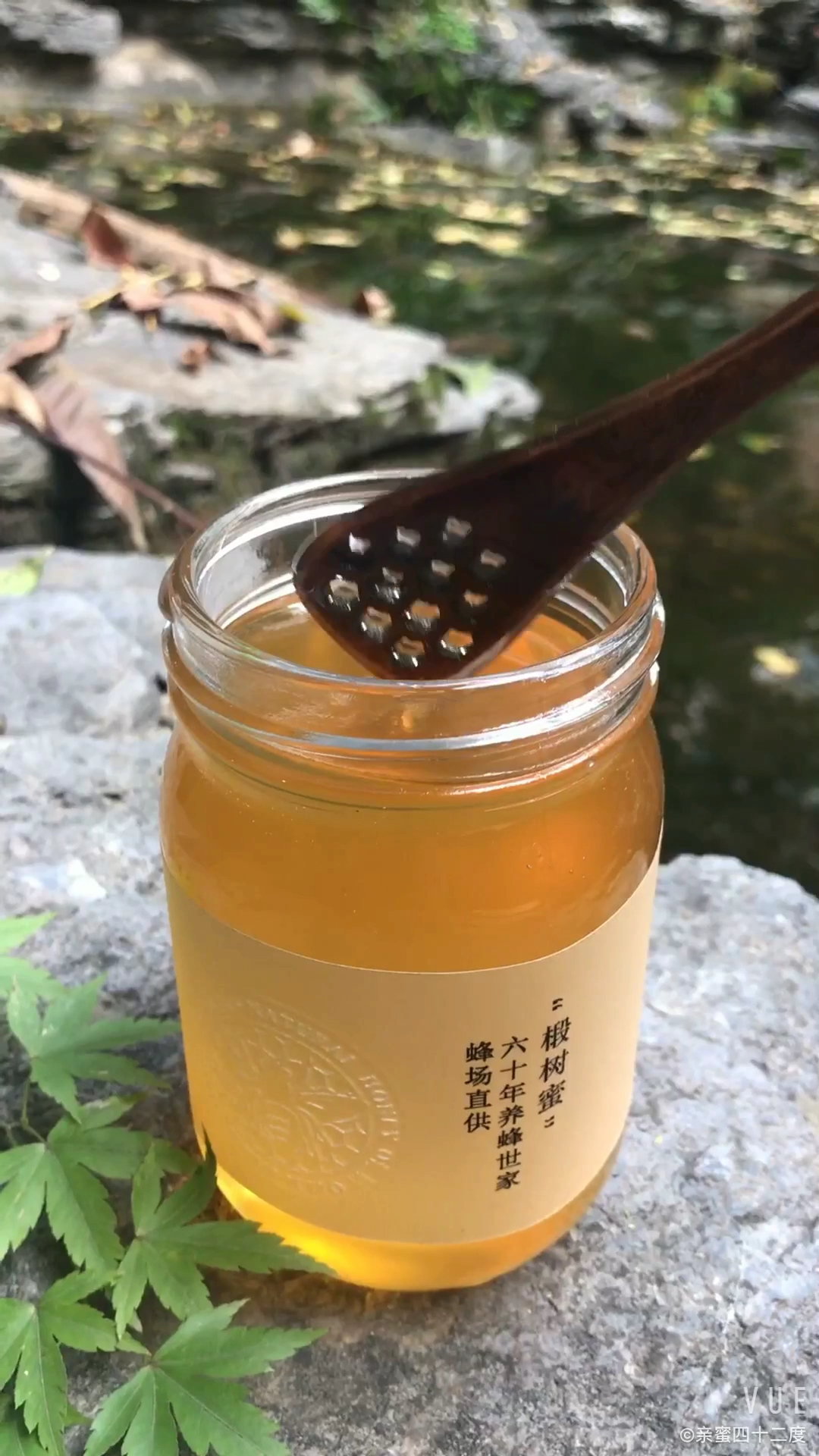 如此漂亮的拉丝[色]蜂蜜的含果糖量越高,那么蜂蜜拉出的丝就越长,比如