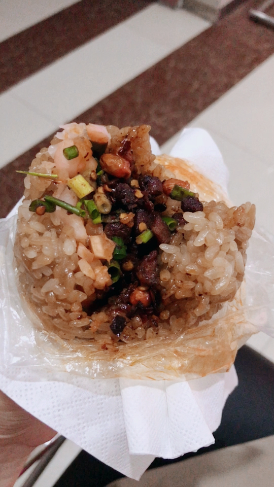 贵州贵阳的六广门糯米饭就要这样吃