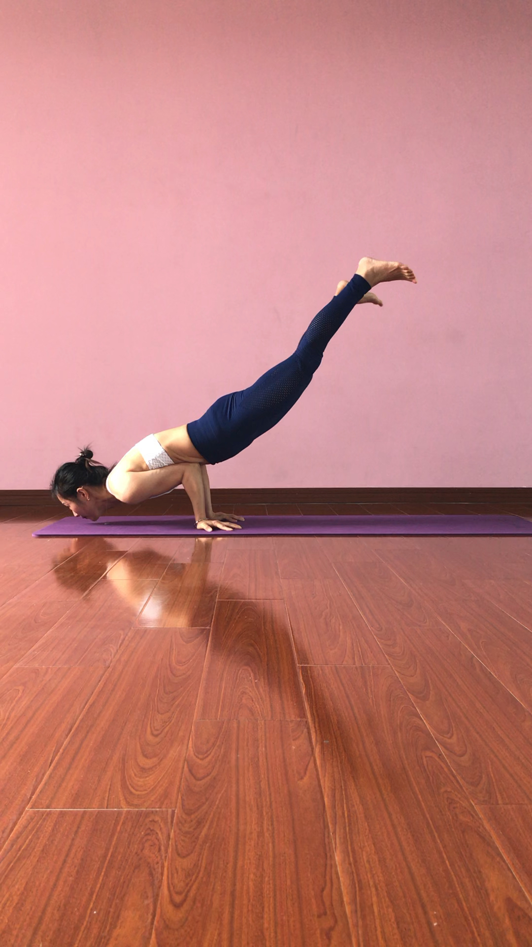 瑜伽装逼系列,名叫孔雀式,同样适合男生做,毕竟开屏的都是男孔雀