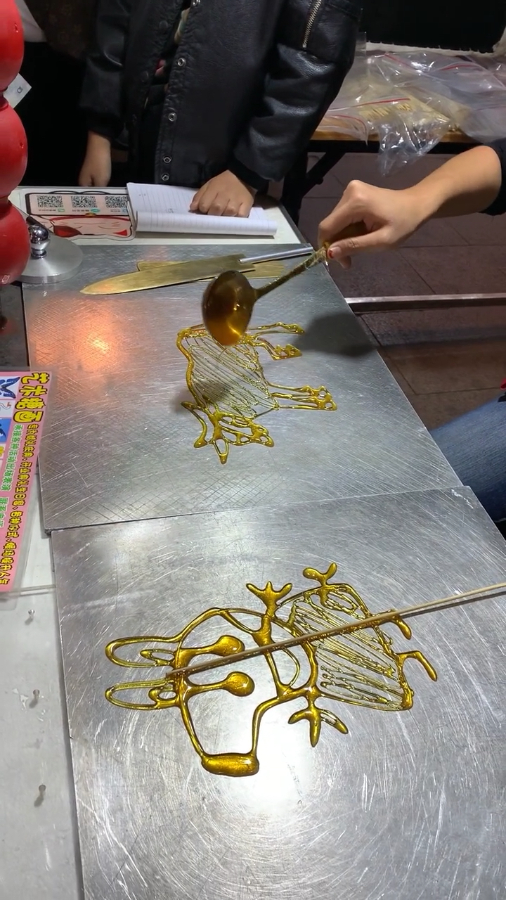 糖画艺人,画属相,看看这只小猪画的怎么样呀