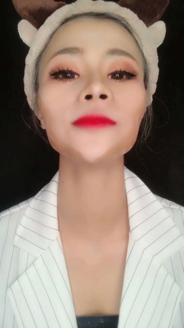 这个下巴也太尖了吧,学会修容就是整容