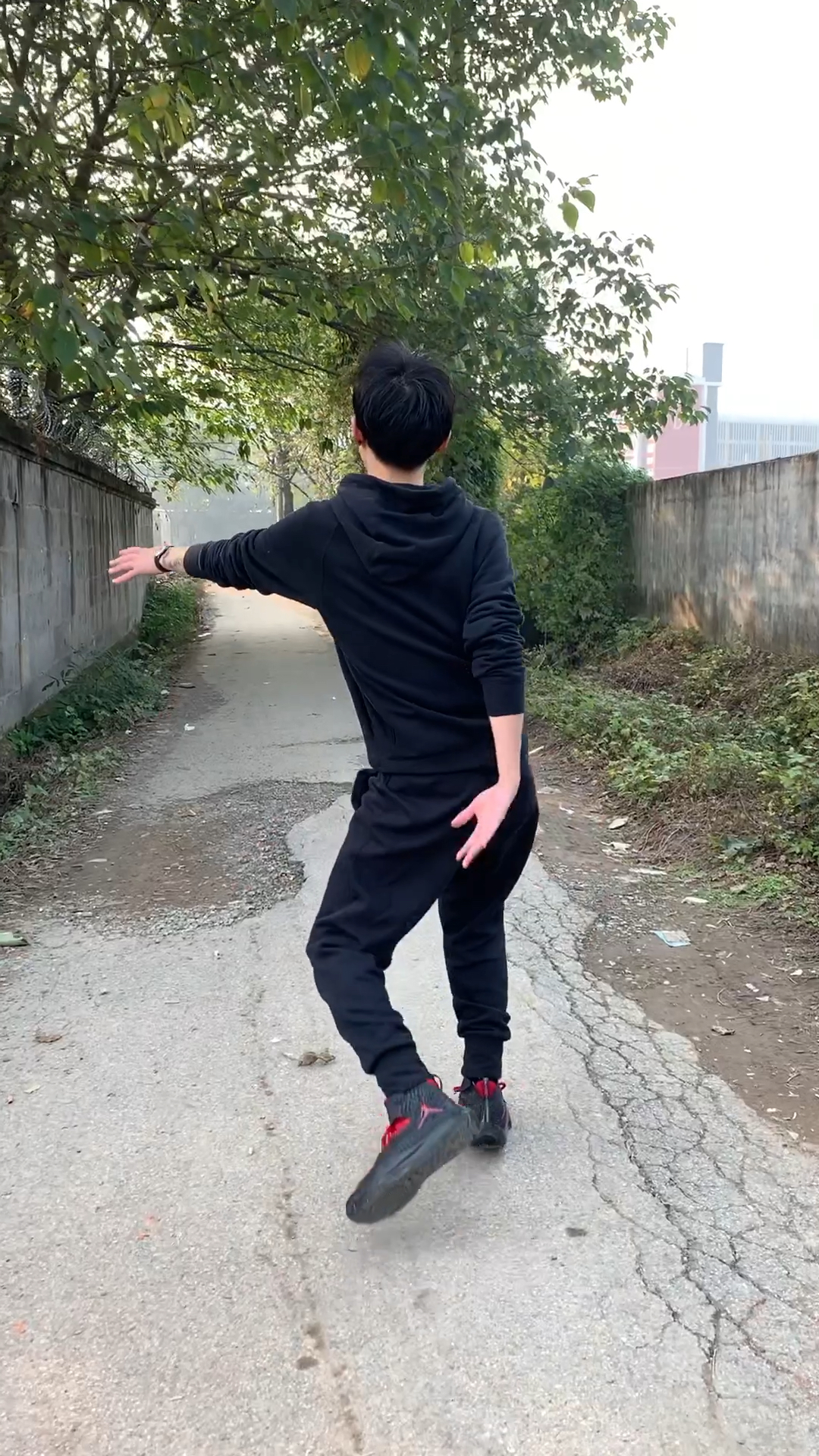 我走路这么拽,我家里人都知道.