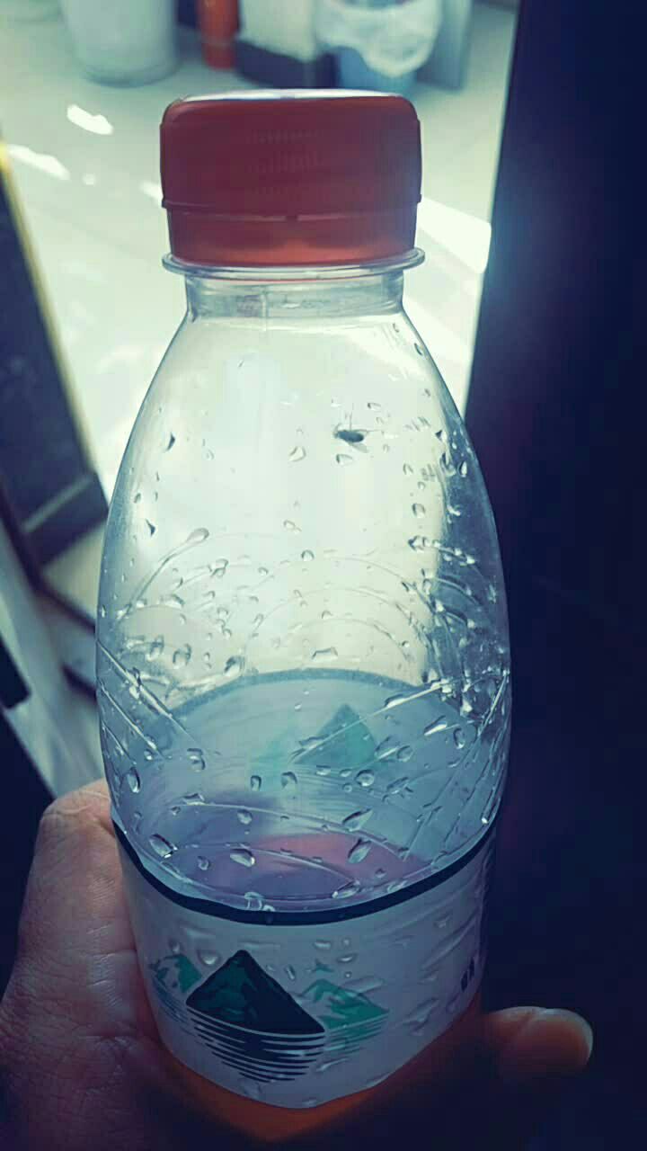 大哥,就穷的剩这半瓶水了,你还进去游泳?