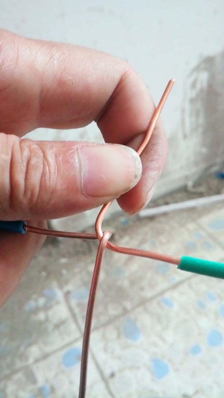 两根硬铜线交叉接法,最牢固