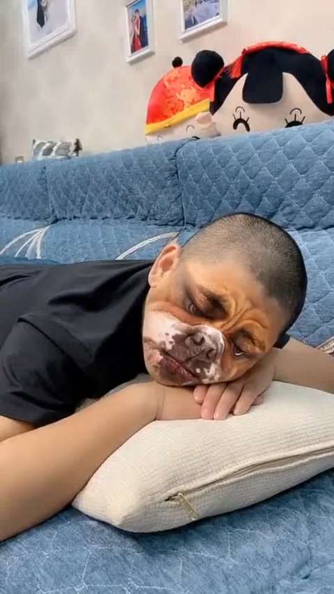 趁小伙睡觉的时候,老婆给他化了个妆,他自己还蒙在鼓里!