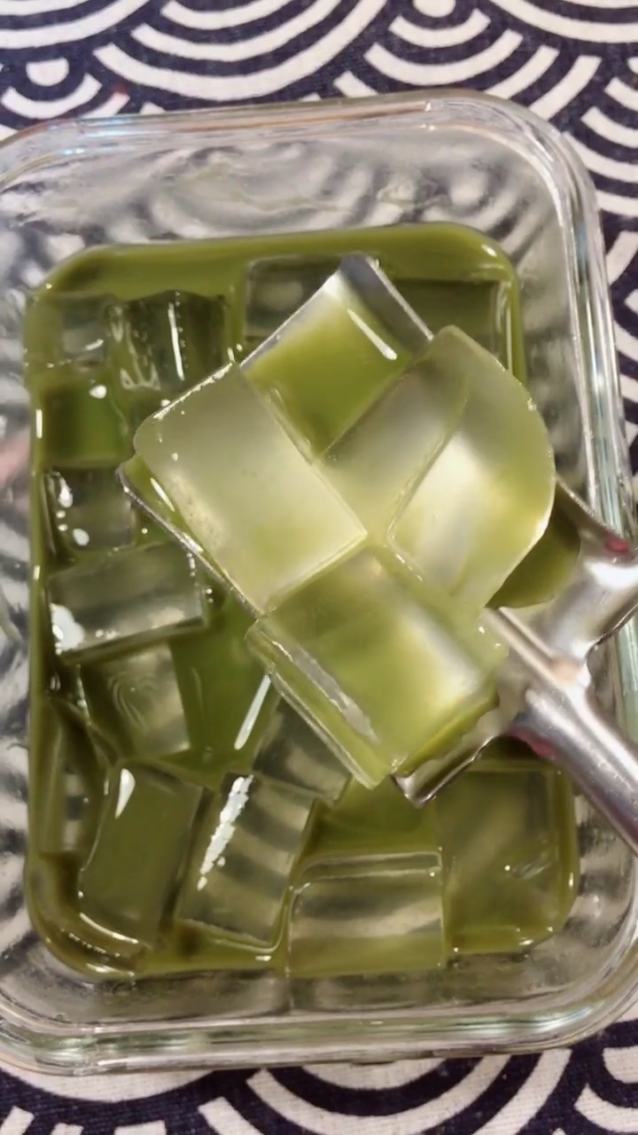 抹茶冰粉做好了,这个季节正好在家围着暖气喝冰粉