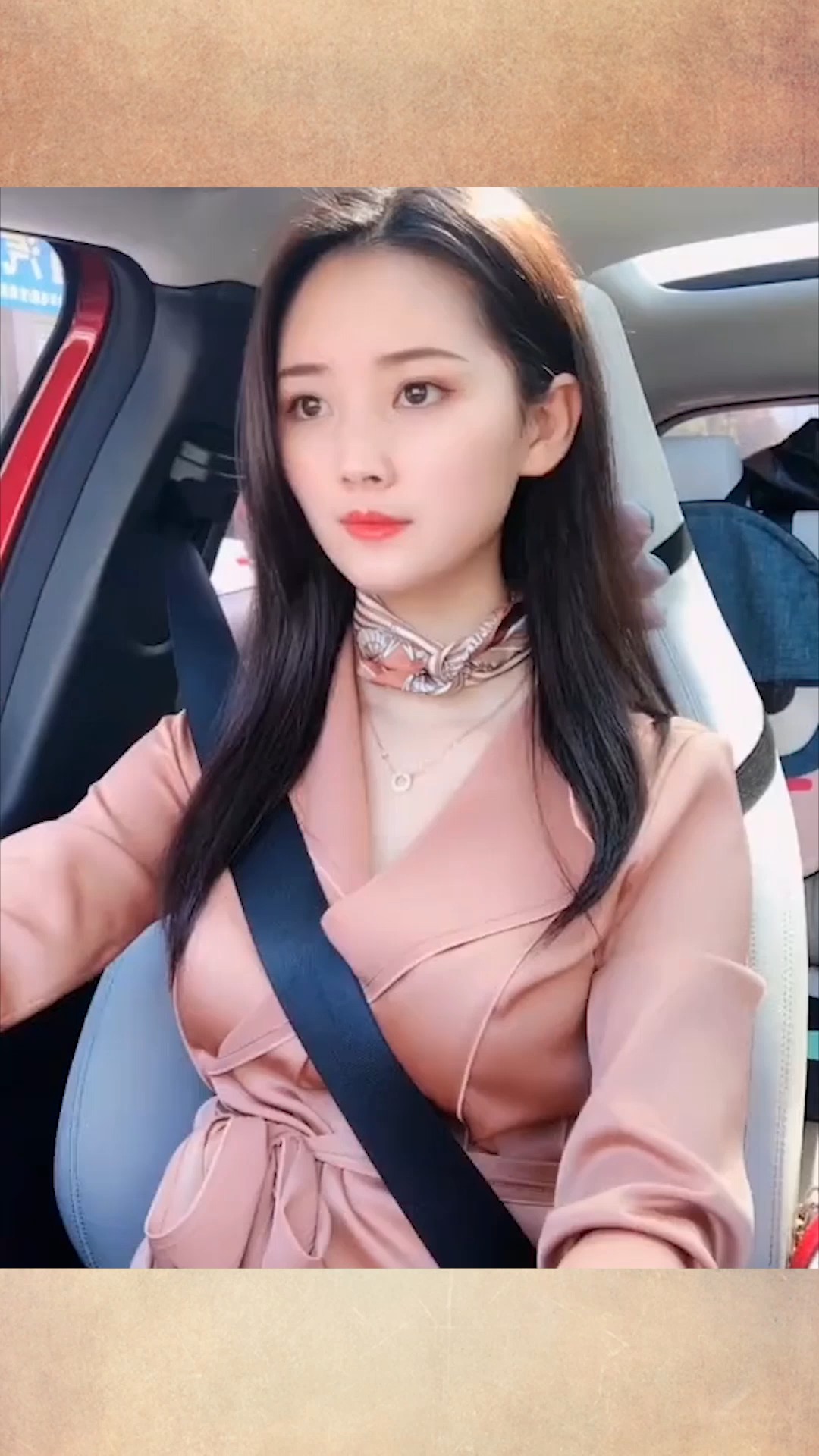 奔驰大g女司机第一次开车上路,认真开车的样子,简直太美了