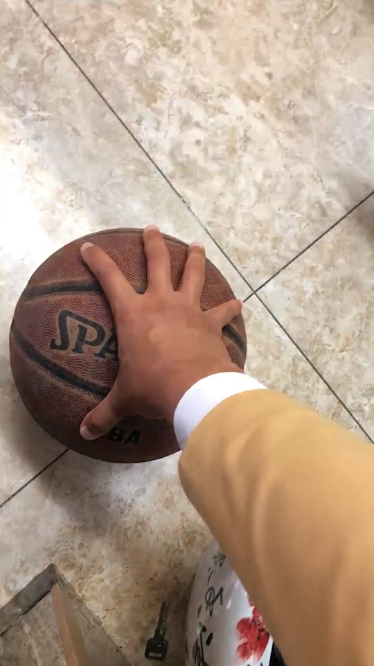 单手抓篮球,说我不会打球谁信呢