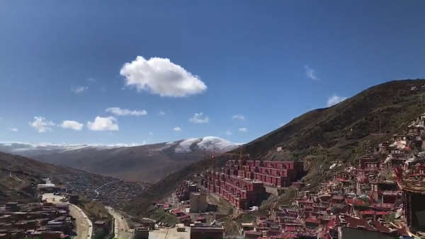 海拔四千米的色达佛学院,漫山遍野的红房子.一堵红墙隔红尘.