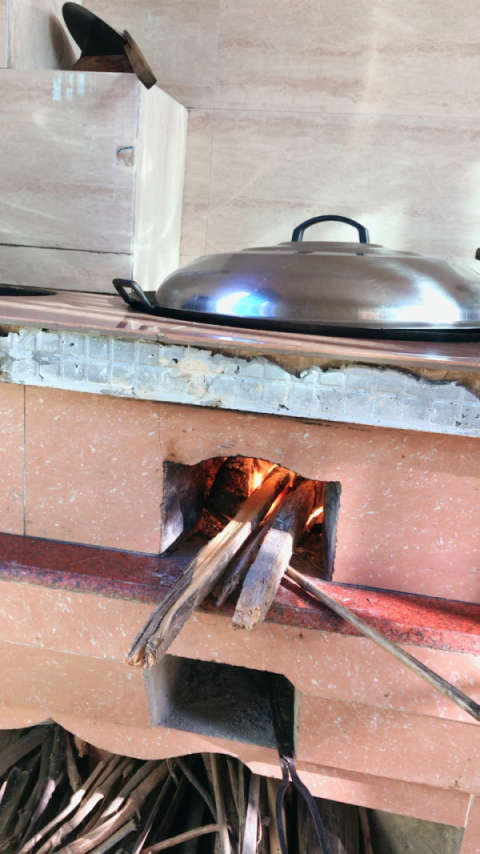 大热天柴火煮饭,汗流夹背,一定能减肥